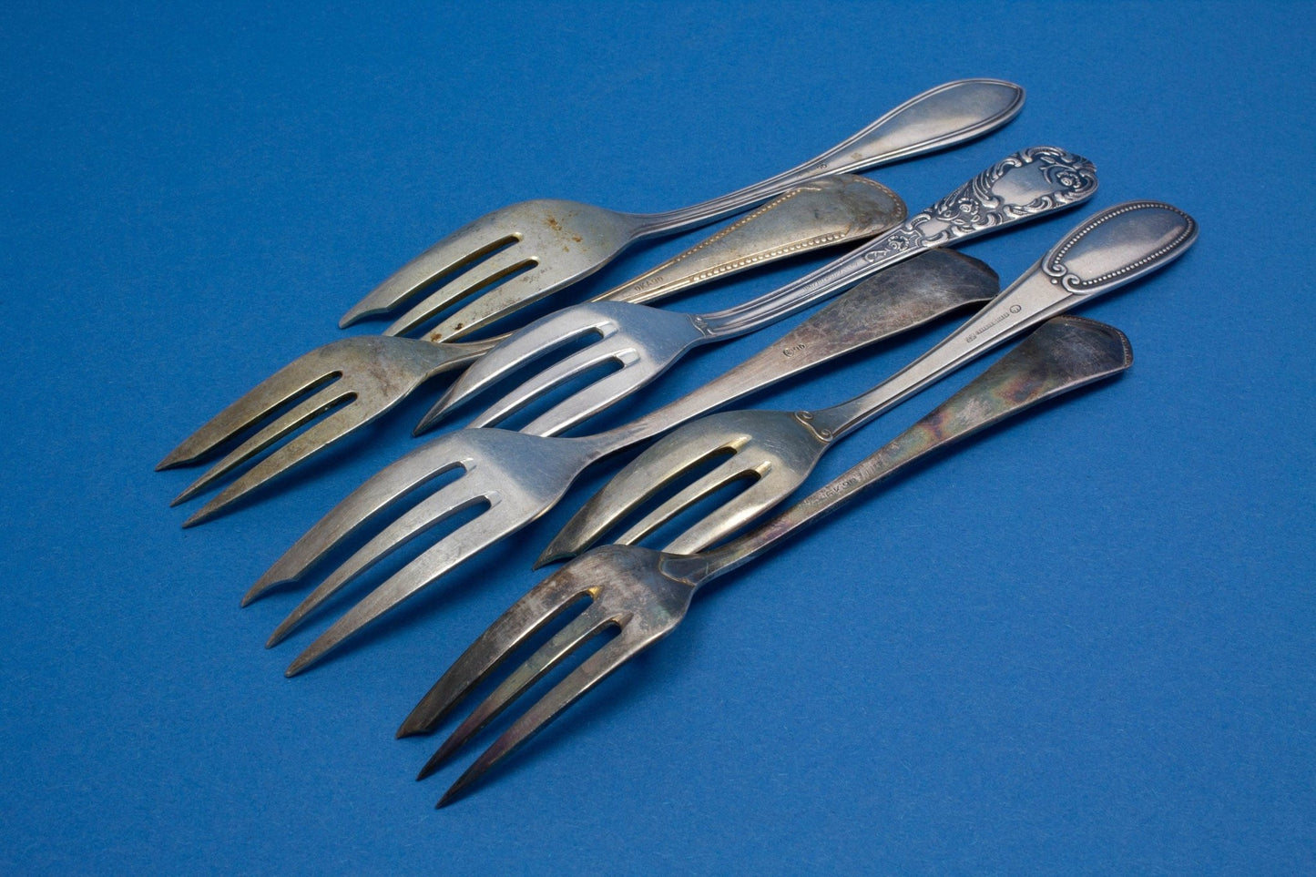6 antike Kuchengabeln mit Gravuren, versilberte Gabeln im Jugendstil, Mismatched, Köberlin, WMF - Löffelland