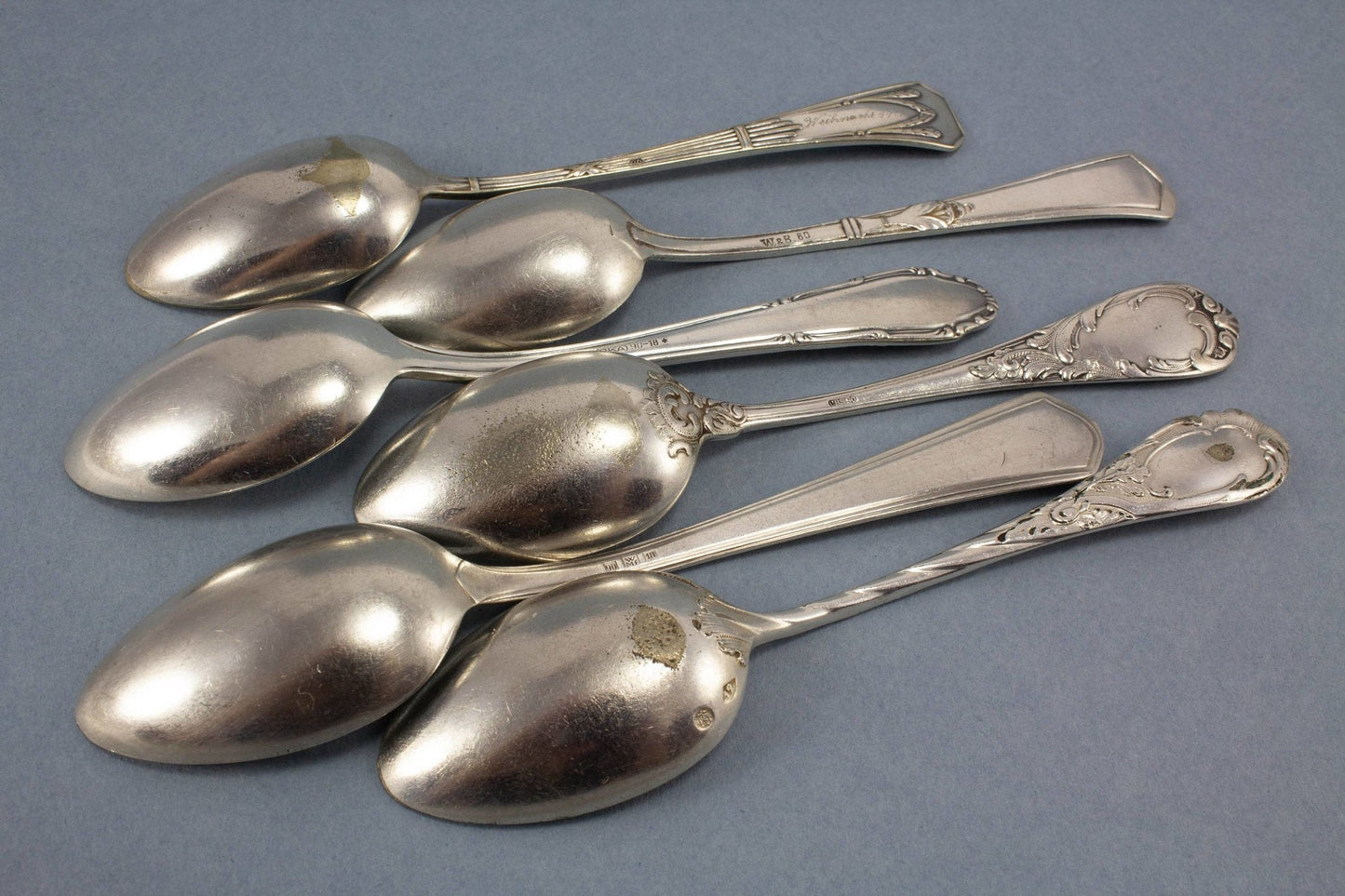 6 antike Teelöffel mit Gravuren, versilberte Löffel im Jugendstil, Mismatched