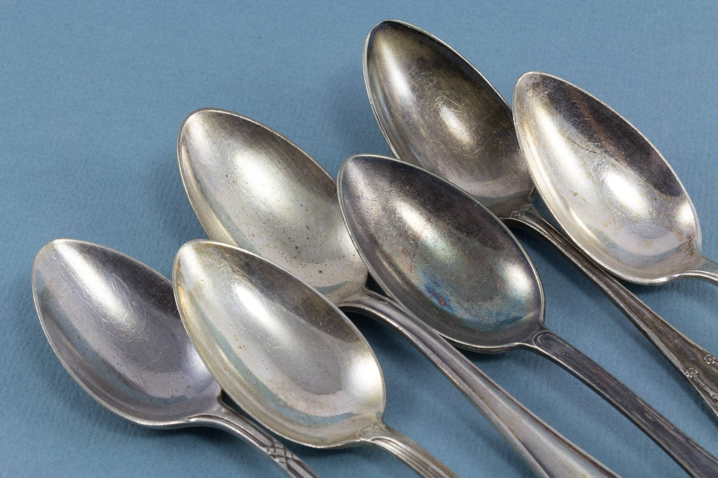 6 antike Teelöffel mit Gravuren, versilberte Löffel im Jugendstil, Mismatched