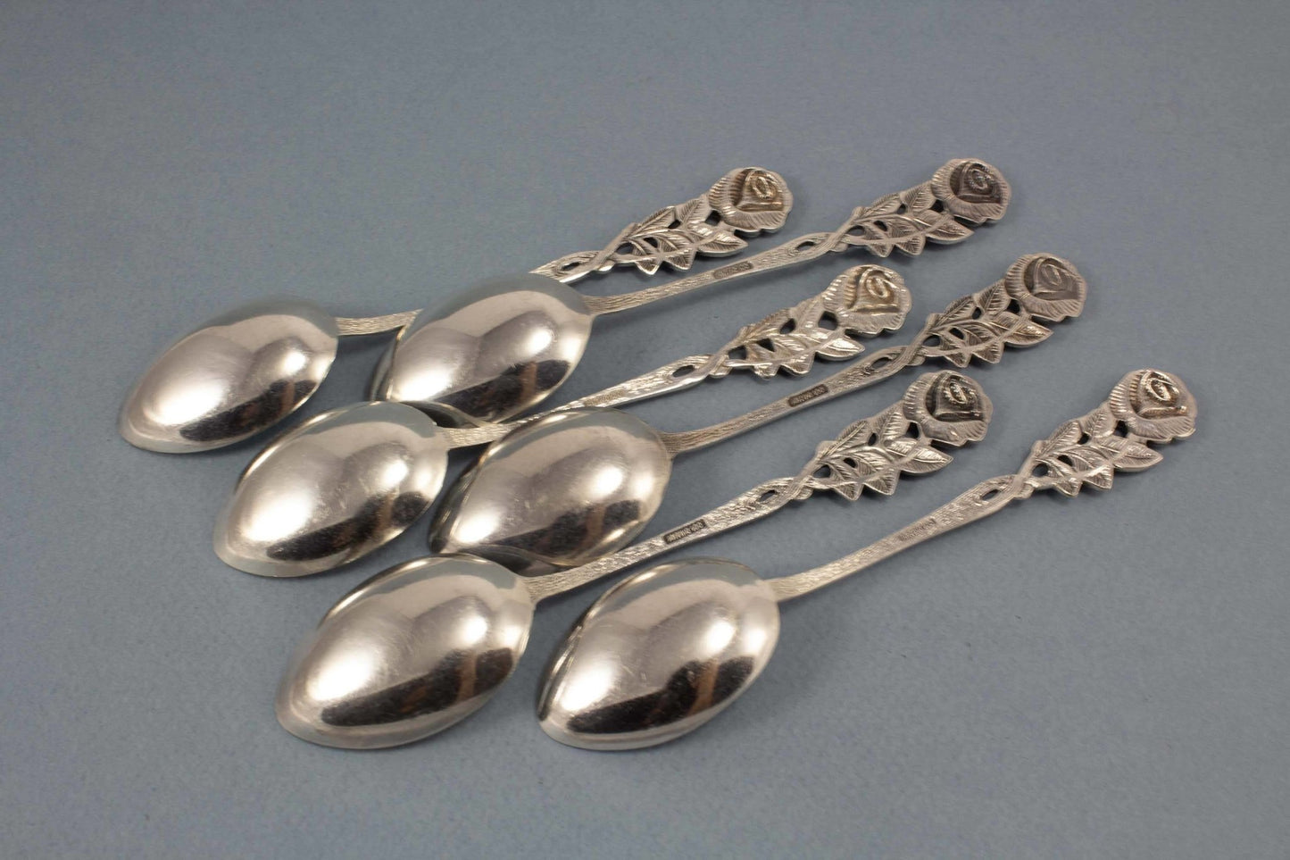 6 schöne Teelöffel mit Rosendekor , versilbert von Antiko - Löffelland