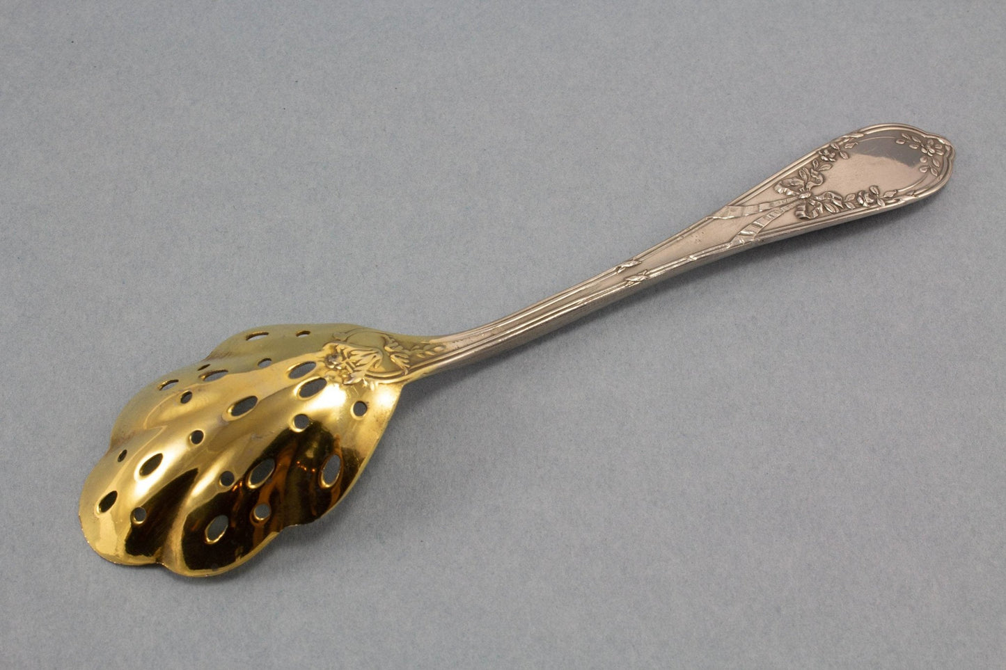 Antiker Zuckerstreulöffel mit Schleife, Historismus