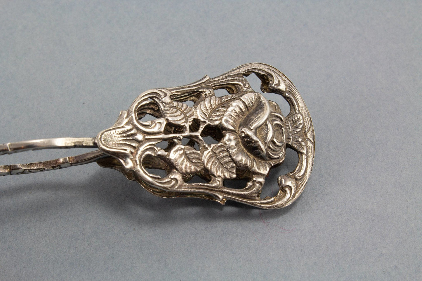 Edle versilberte Gebäckzange mit Rosen