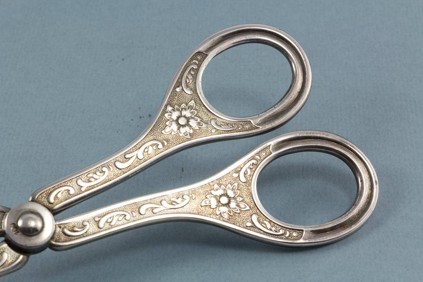 Große versilberte Gebäckzange, Blumen