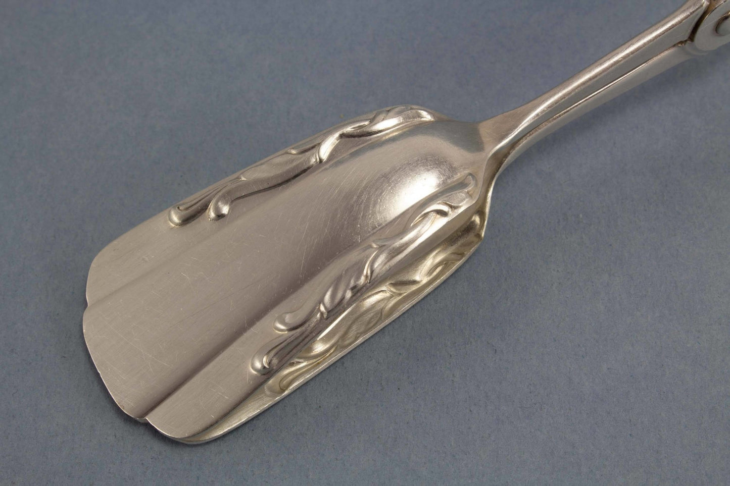 Große versilberte Gebäckzange, Jugendstil