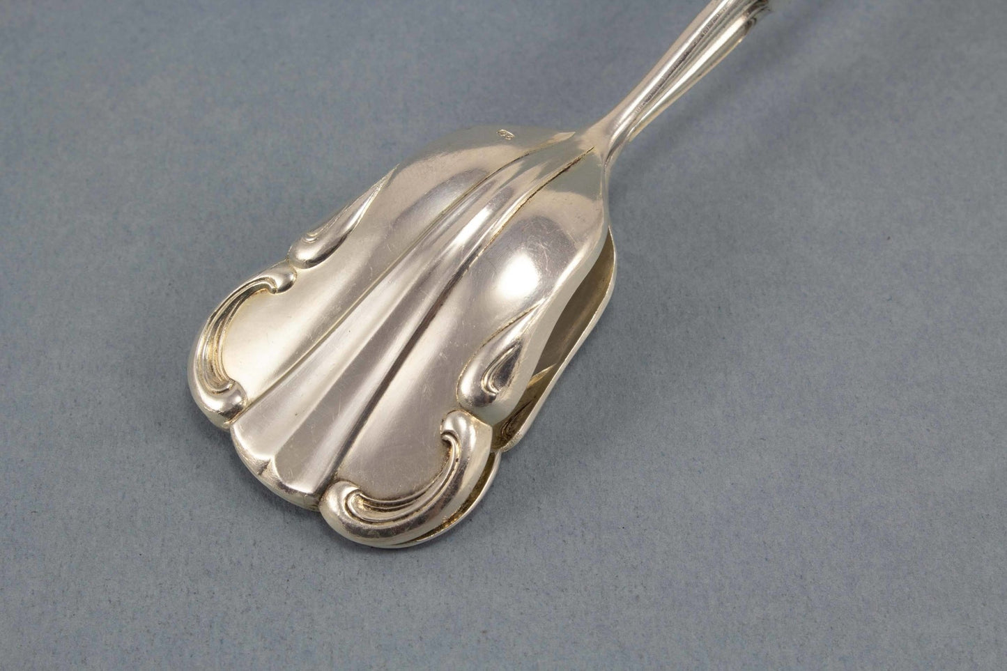 Große versilberte Gebäckzange, Jugendstil