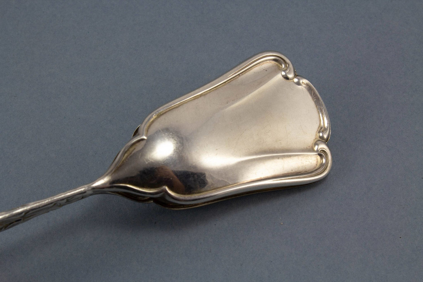 Große versilberte Gebäckzange, Jugendstil