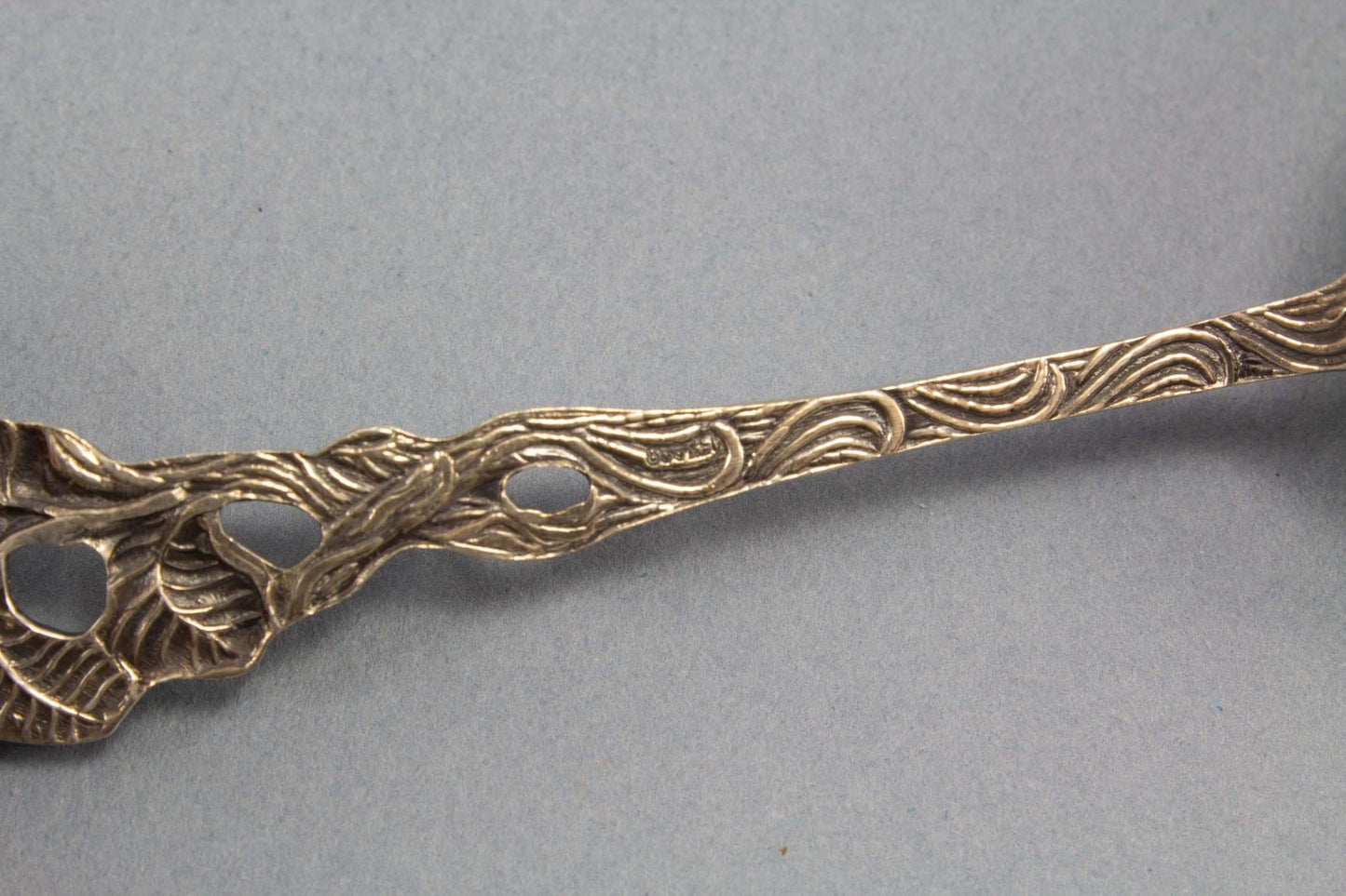 Großer Sahnelöffel mit edlem Rosendekor, 800er Silber