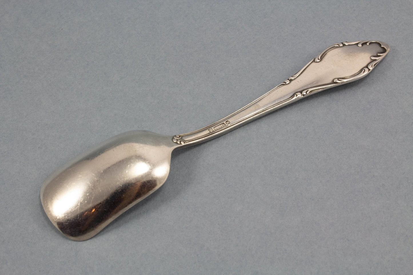 Hübscher Zuckerlöffel, versilbertes Besteck - Löffelland