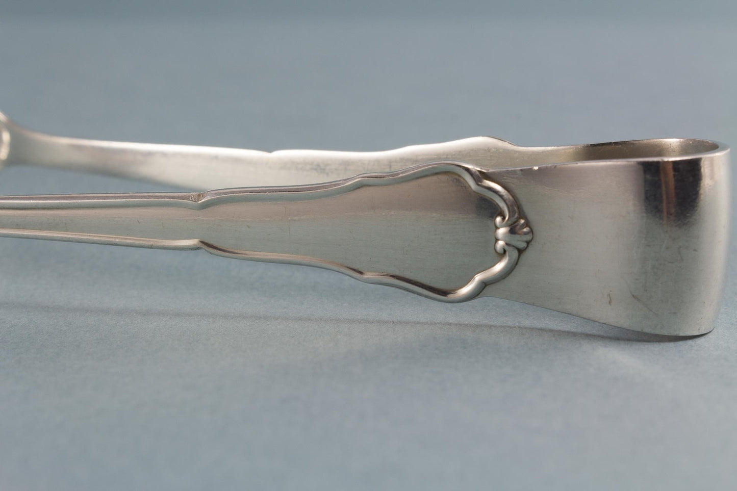 Zuckerzange im Jugendstil, versilbertes Besteck,