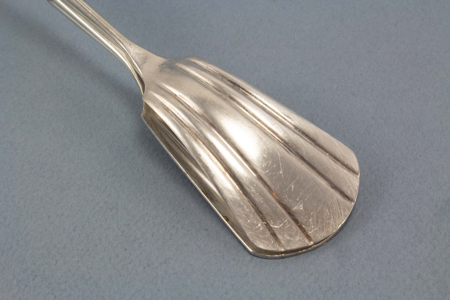 Große versilberte Gebäckzange