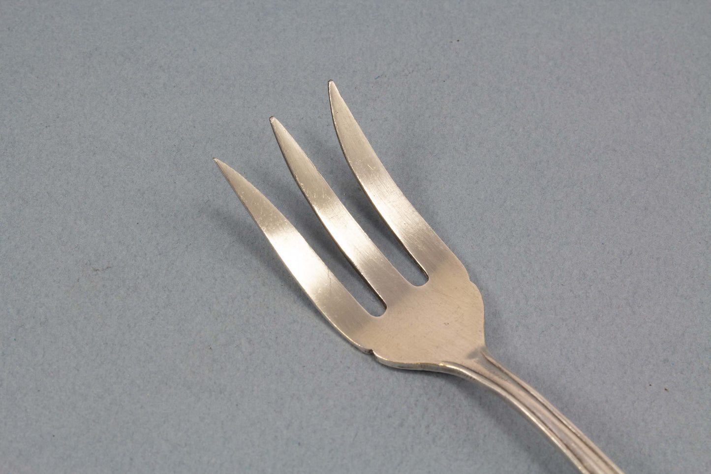 Schöne Brotgabel im Jugendstil, versilbert