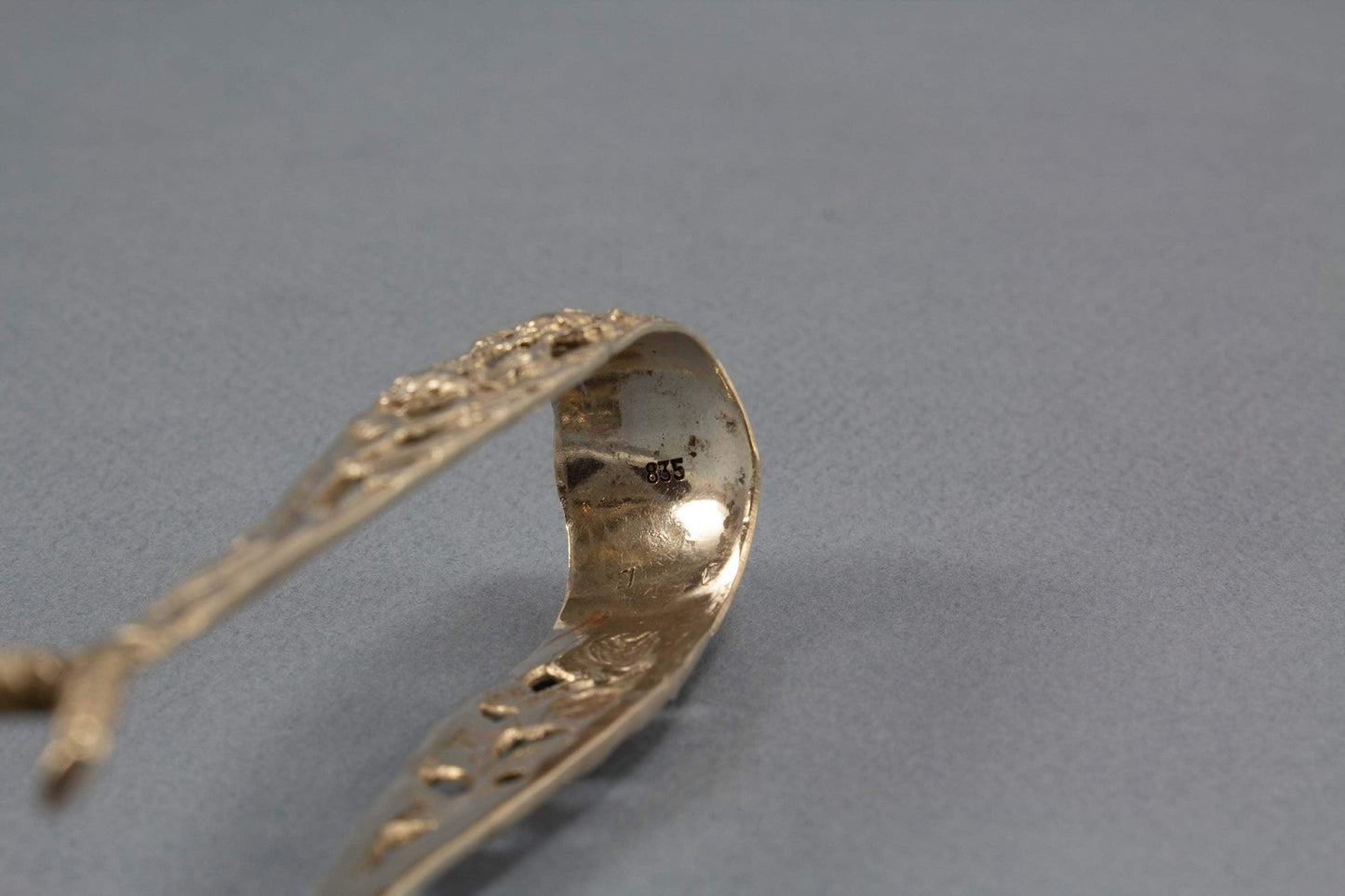 Zuckerzange aus Silber, Rosenmuster