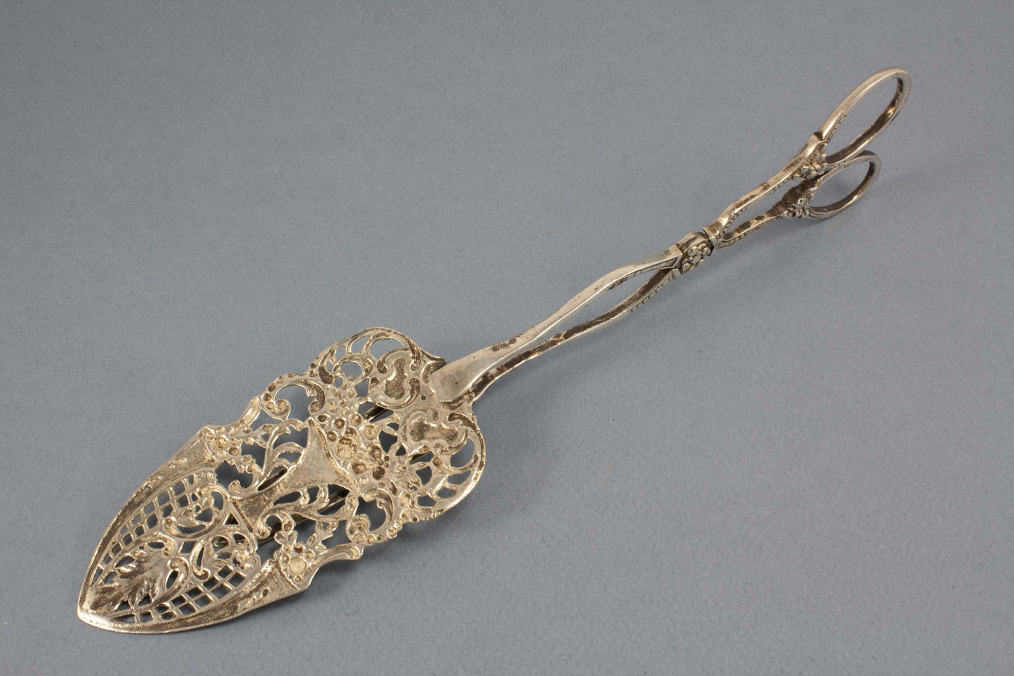 Große, seltene Gebäckzange aus Silber, Rosenbesteck für Kekse oder Plätzchen, 800er Silber