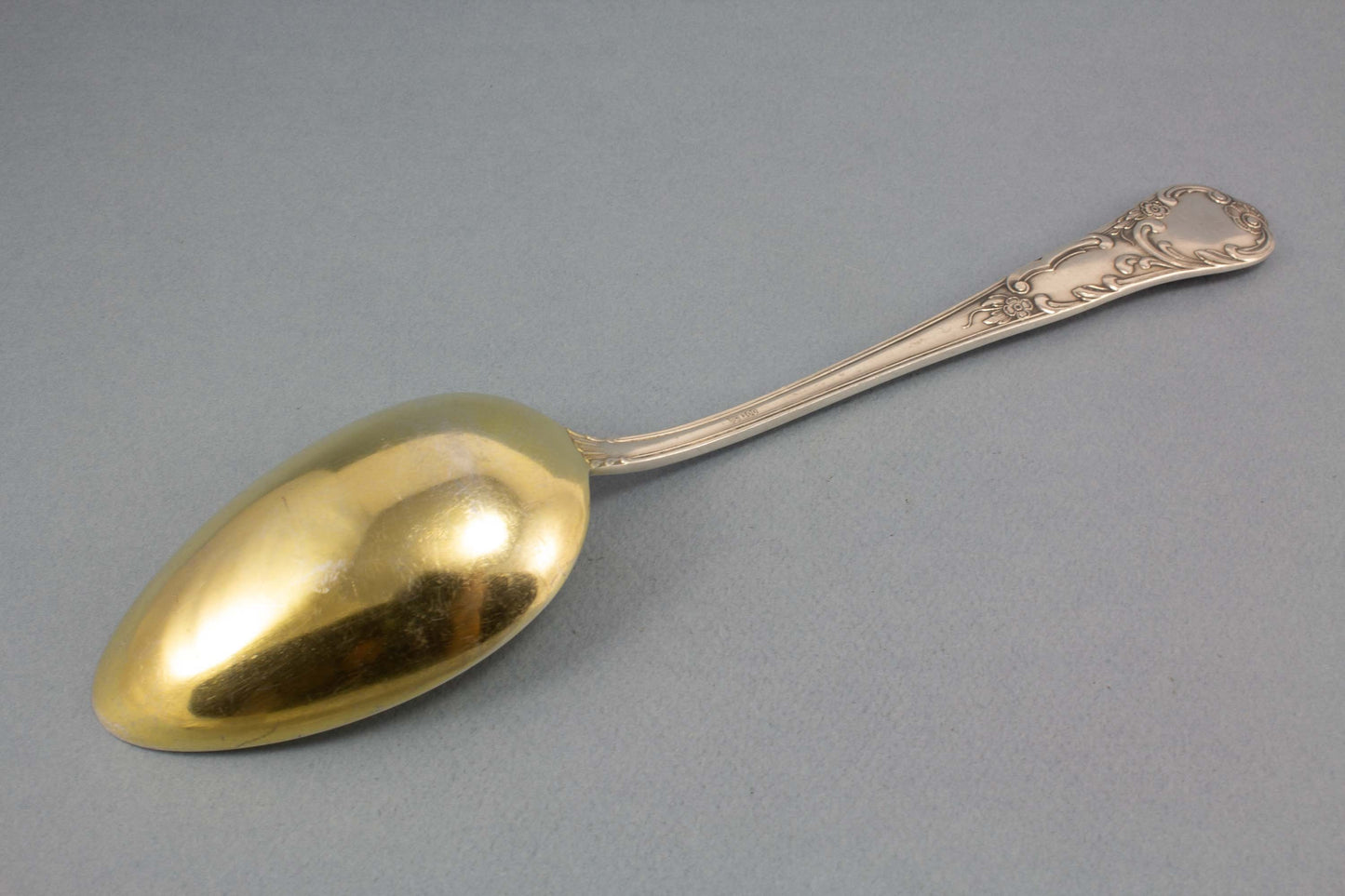 Sehr großer Gemüselöffel, Rokoko, versilberter Servierlöffel