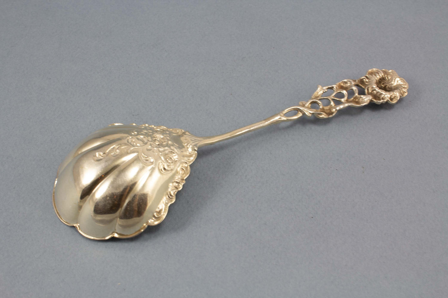 Großer Sahnelöffel mit edlem Rosendekor, 835er Silber, Albert Bodemer