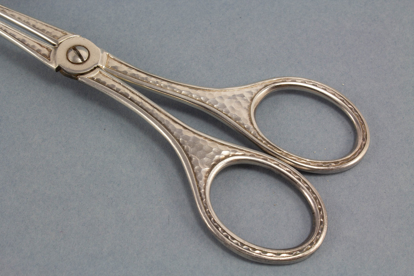 Große versilberte Gebäckzange, Hammerschlag