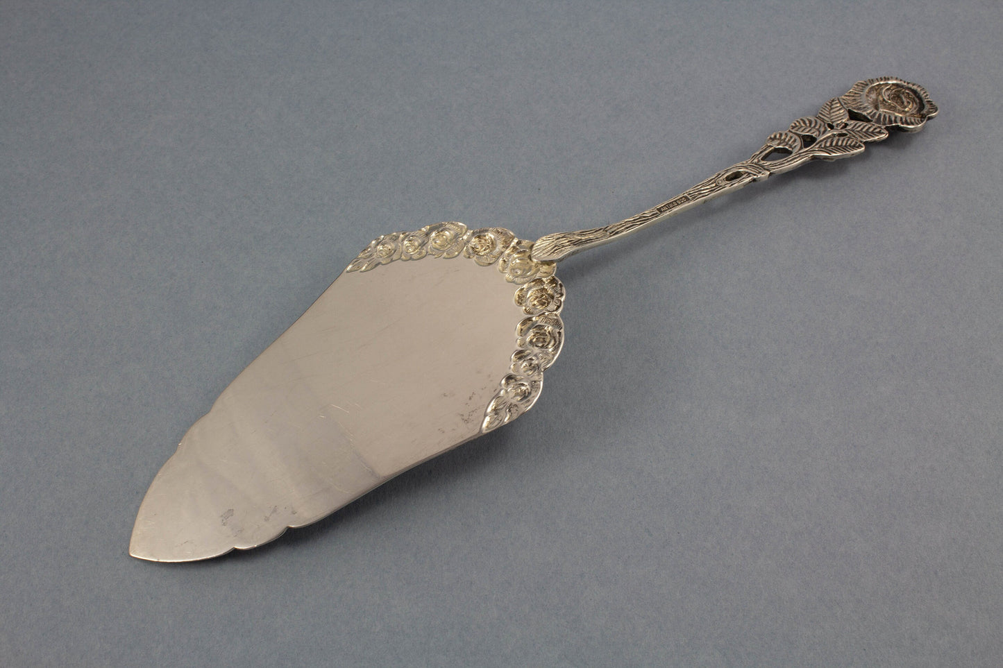 Tortenheber mit Rosendekor aus Silber, Silberbesteck