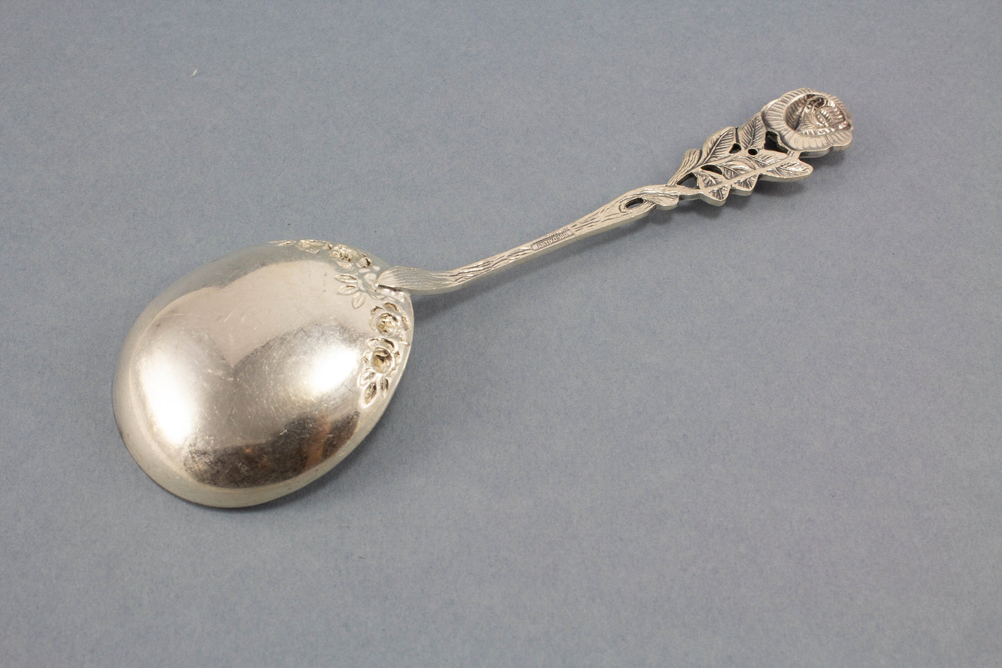 Versilberter Sahnelöffel mit Hildesheimer Rose