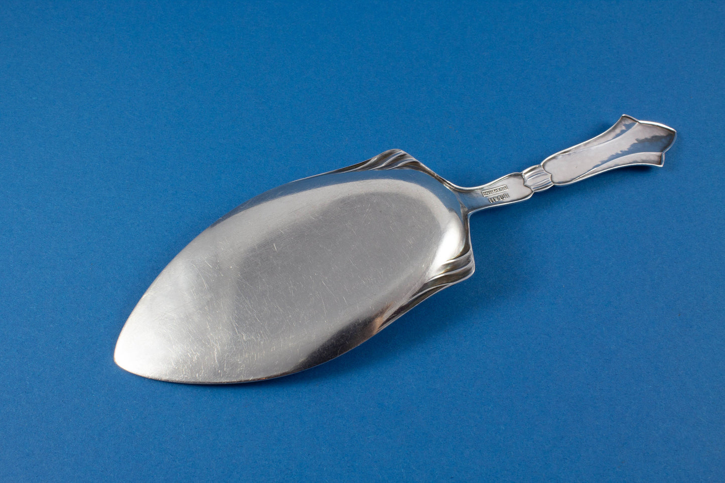 Schöner Gebäckheber, versilbert, Jugendstil - Lilie