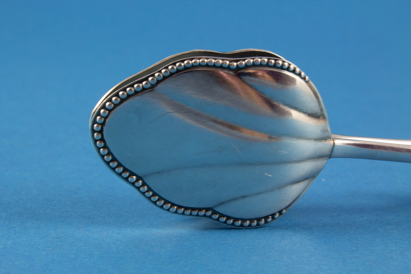 Kleine versilberte Gebäckzange von WMF im Fächermuster