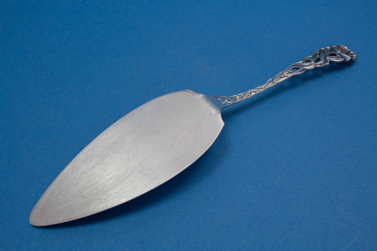 Tortenheber mit Rosendekor, versilberter Gebäckheber