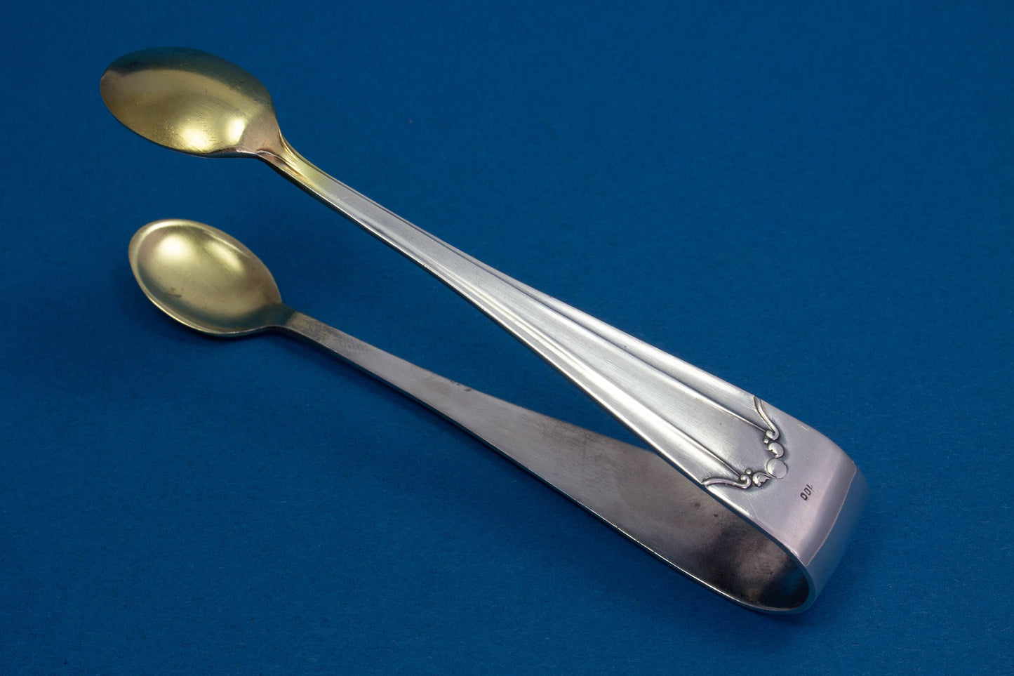 Edles Tee-Set, versilberte Teesieb mit Zuckerstreulöffel und passender Zuckerzange