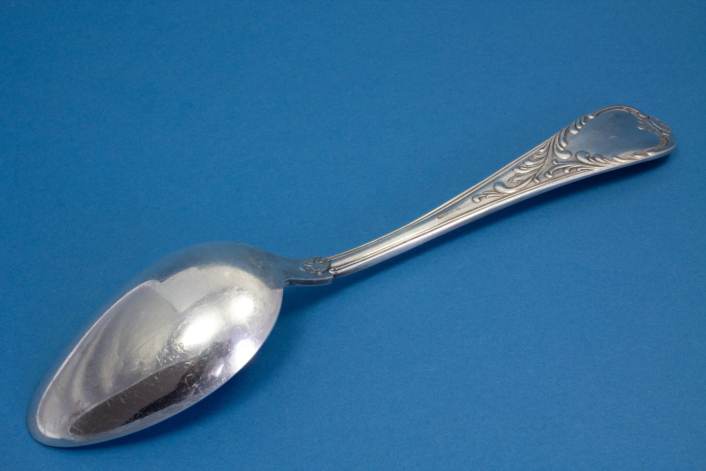 Sehr großer Gemüselöffel im Rokokostil, versilberter Servierlöffel