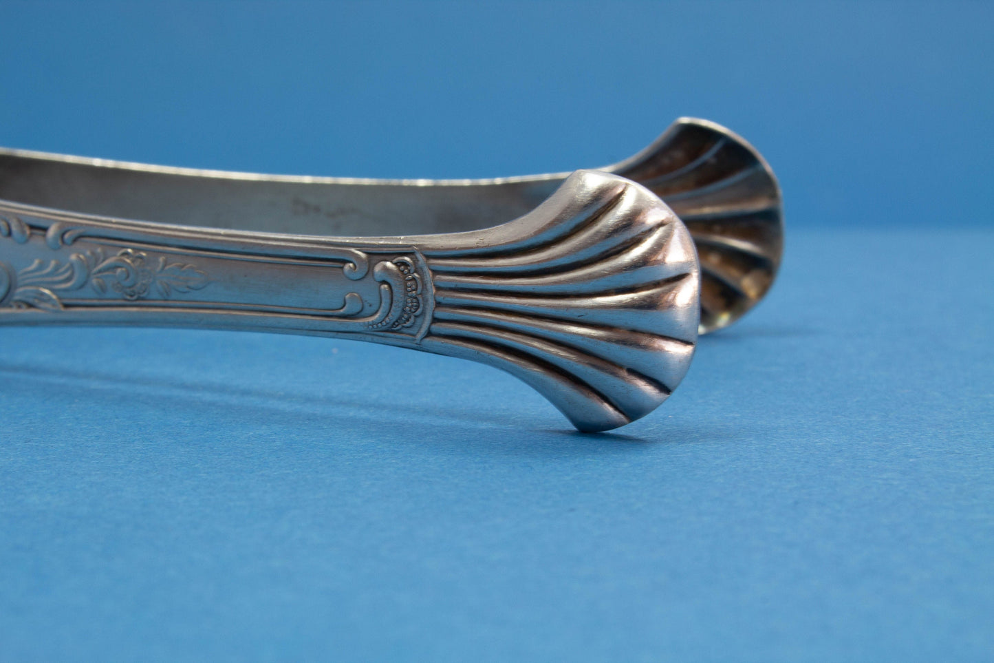 Schöne versilberte Zuckerzange