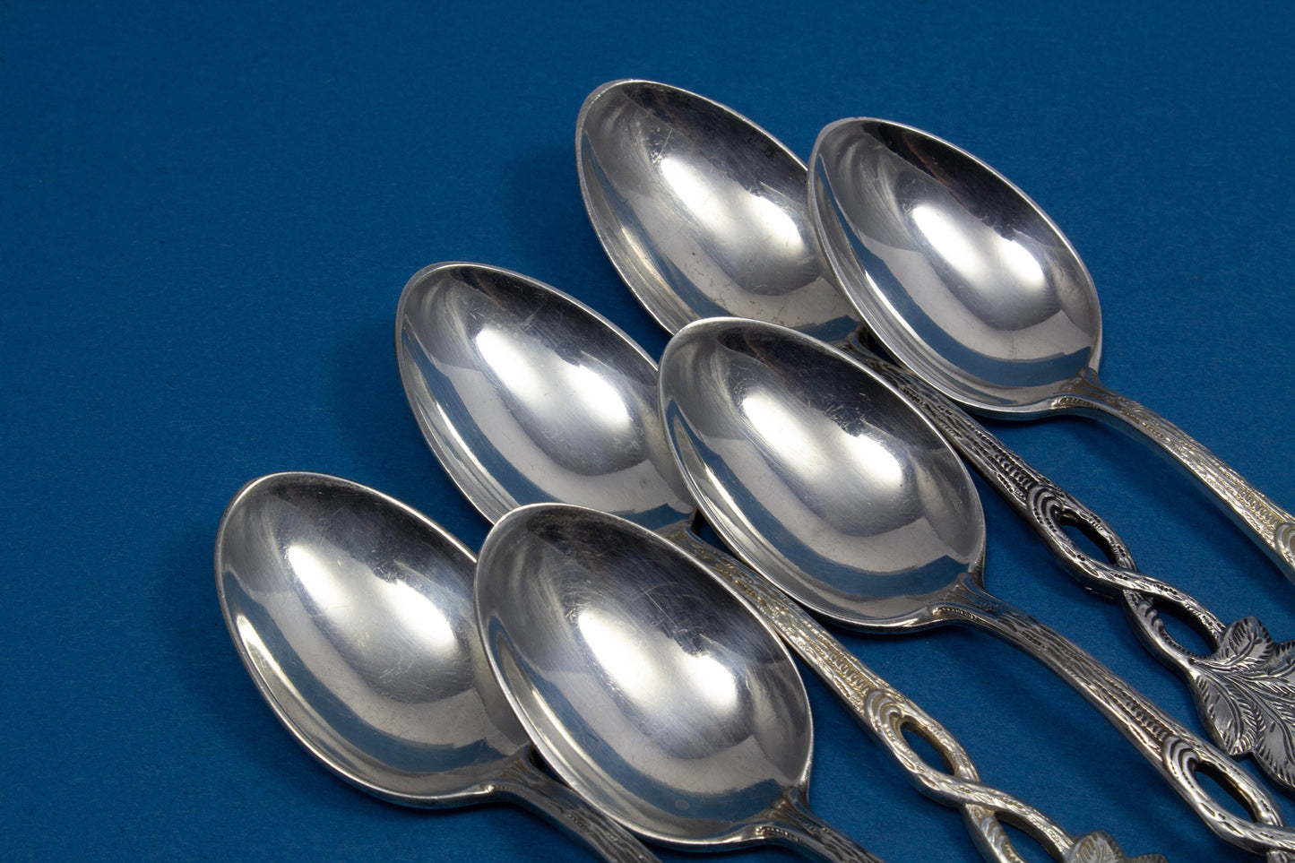 6 schöne Teelöffel mit Rosendekor , versilbert