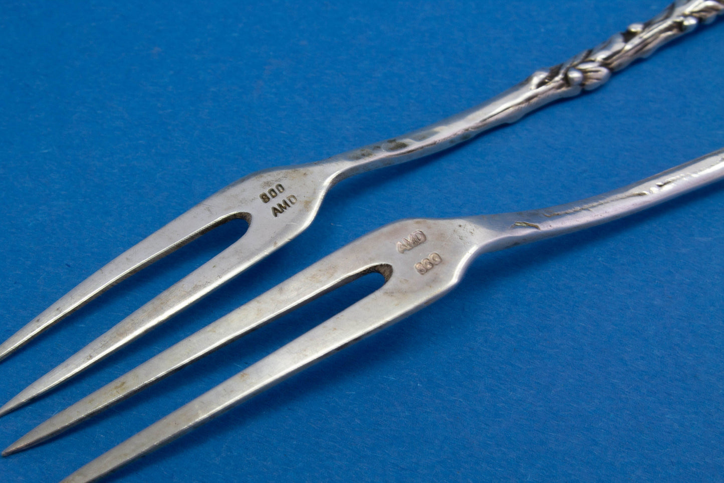 2 Spieße aus Silber im Blumendekor, Spieß mit Margerite