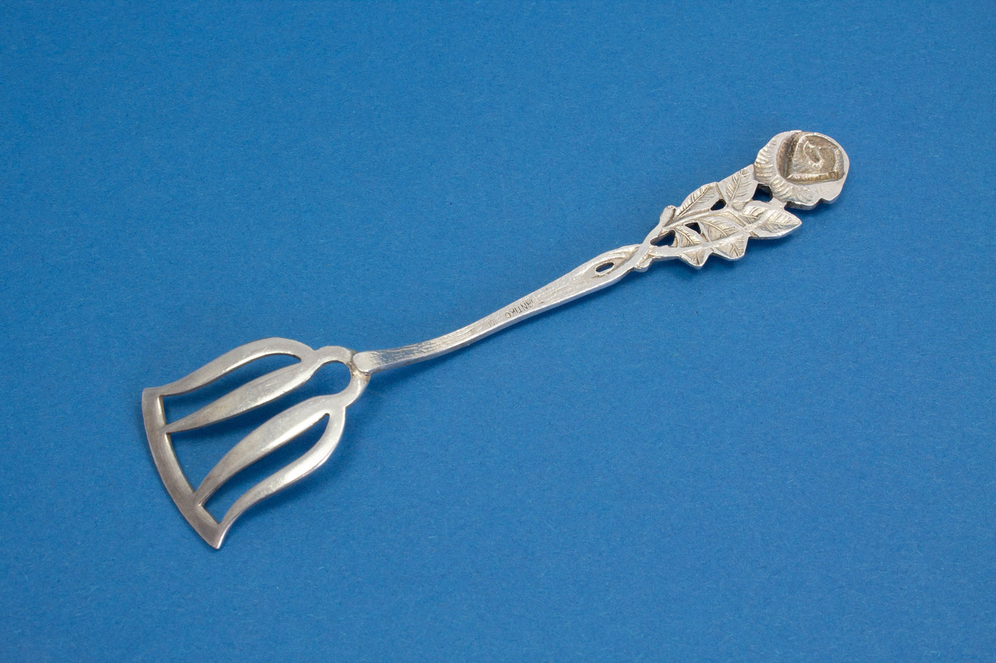 Schöner Pralinenheber im Rosenmuster, versilbert