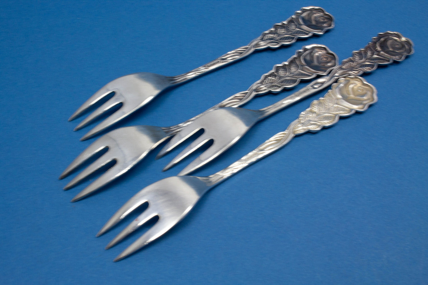 4 versilberte Kuchengabeln mit Rosen, versilberte Gabeln