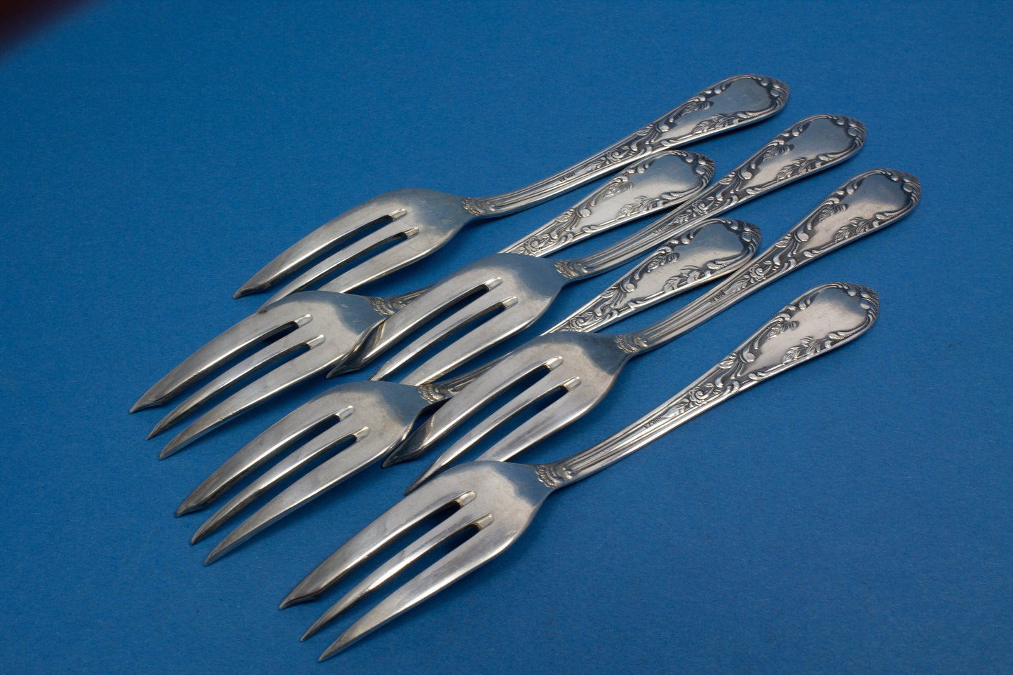6 versilberte Kuchengabeln im Rokokostil