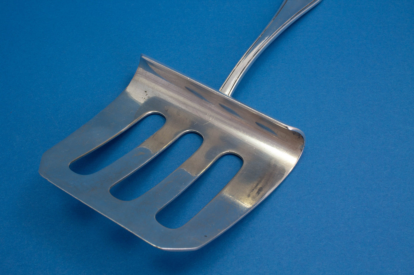 Versilberter Spargelheber, Chippendale