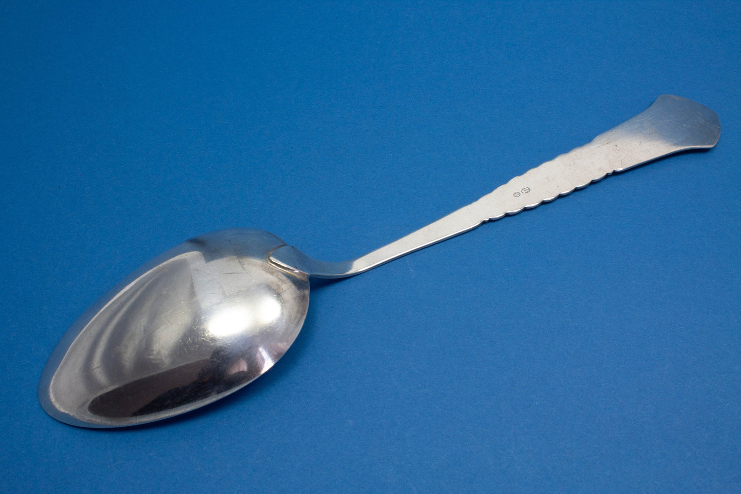 Großer Gemüselöffel aus Dänemark, versilberter Servierlöffel, Hammerschlag