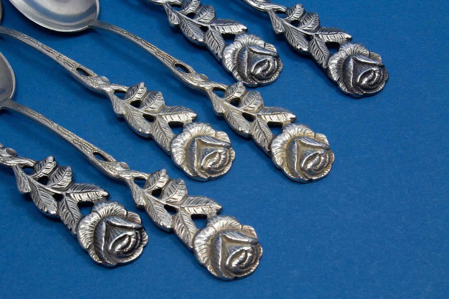 6 versilberte Mokkalöffel mit Rosenmuster, Antiko