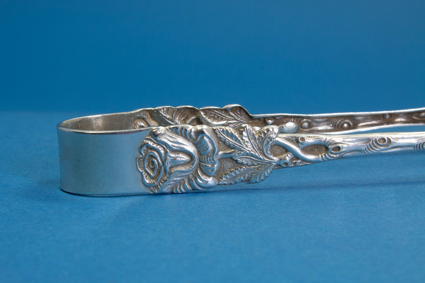 Versilberte Zuckerzange mit Rosen