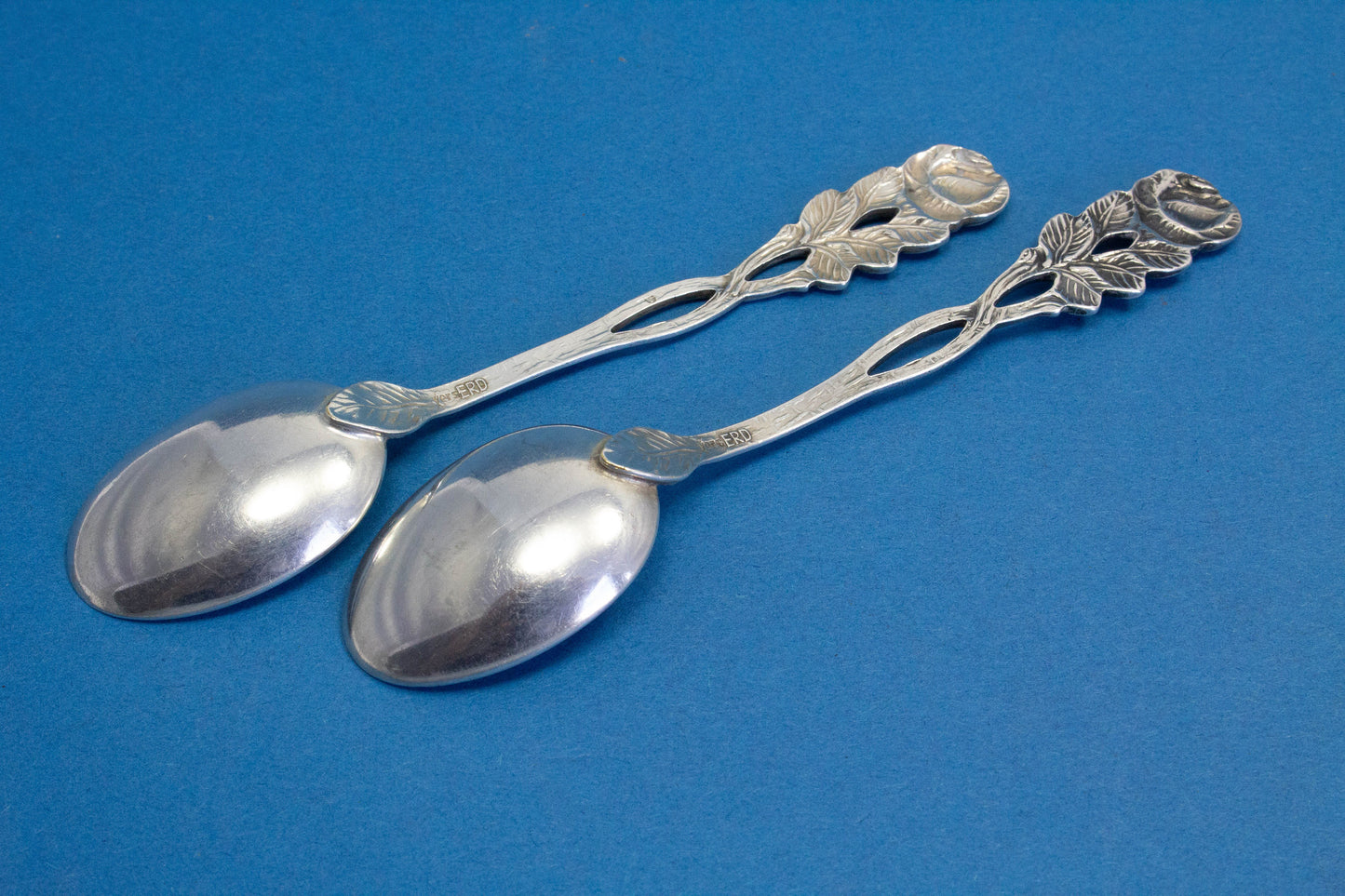 2 Mokkalöffel mit Rosenmuster, versilbertes Besteck, Kaffeelöffel