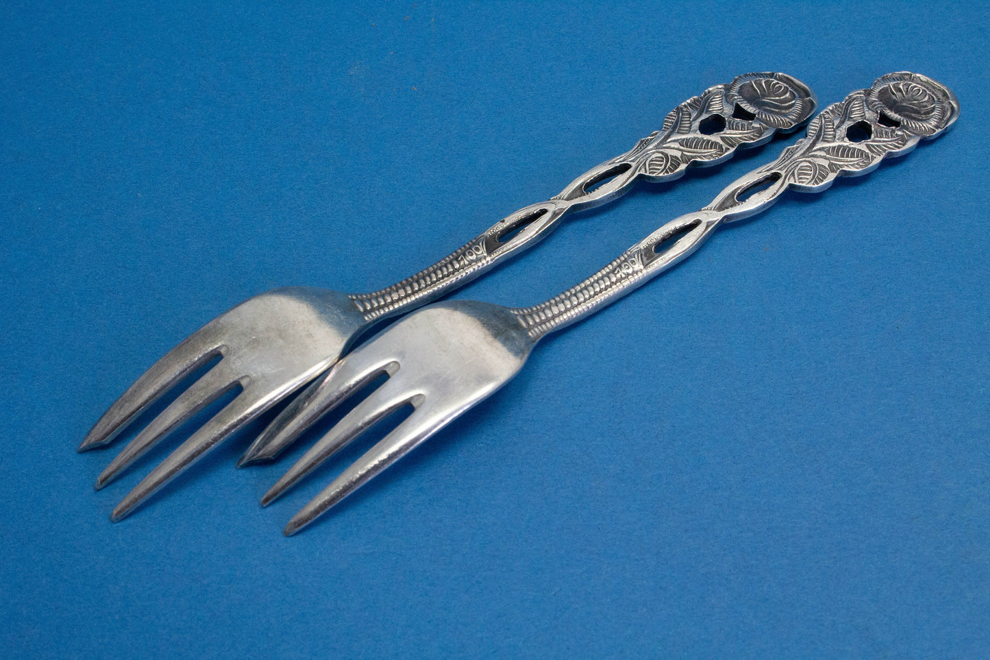2 versilberte Kuchengabeln mit Rosen, versilberte Gabeln