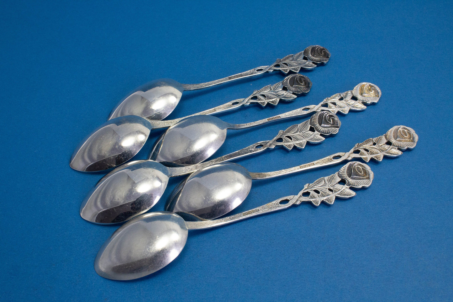 Schöne Teelöffel mit hübschen Rosen, versilbertes Besteck, Kaffeelöffel