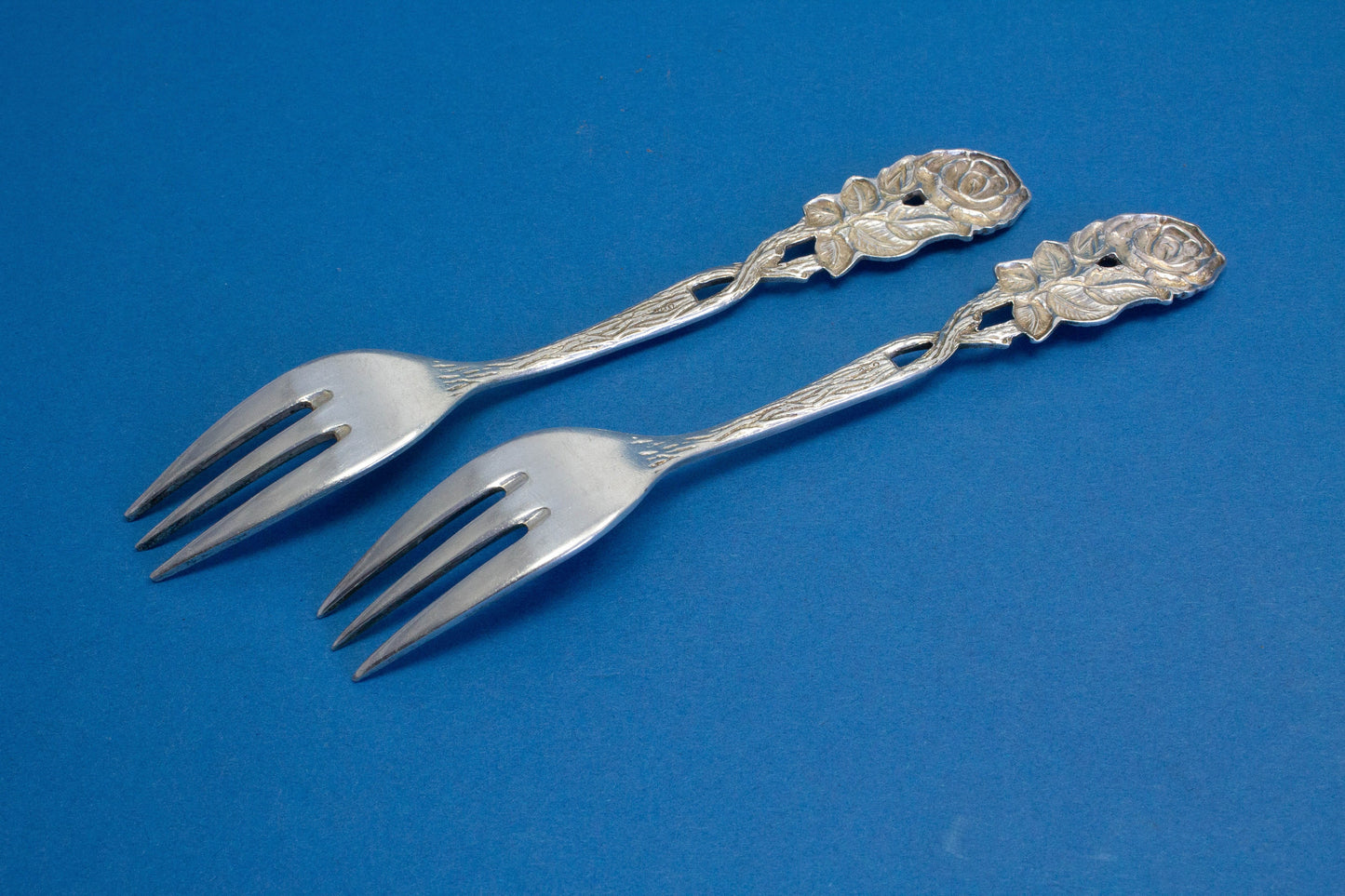 2 versilberte Kuchengabeln mit Rosen, versilberte Gabeln
