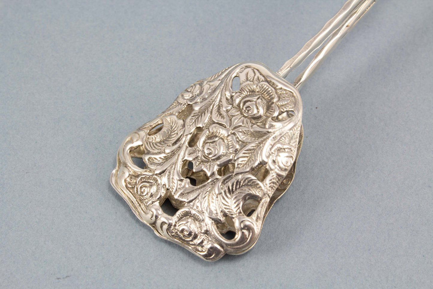 Vintage Gebäckzange mit Röschen, versilbert