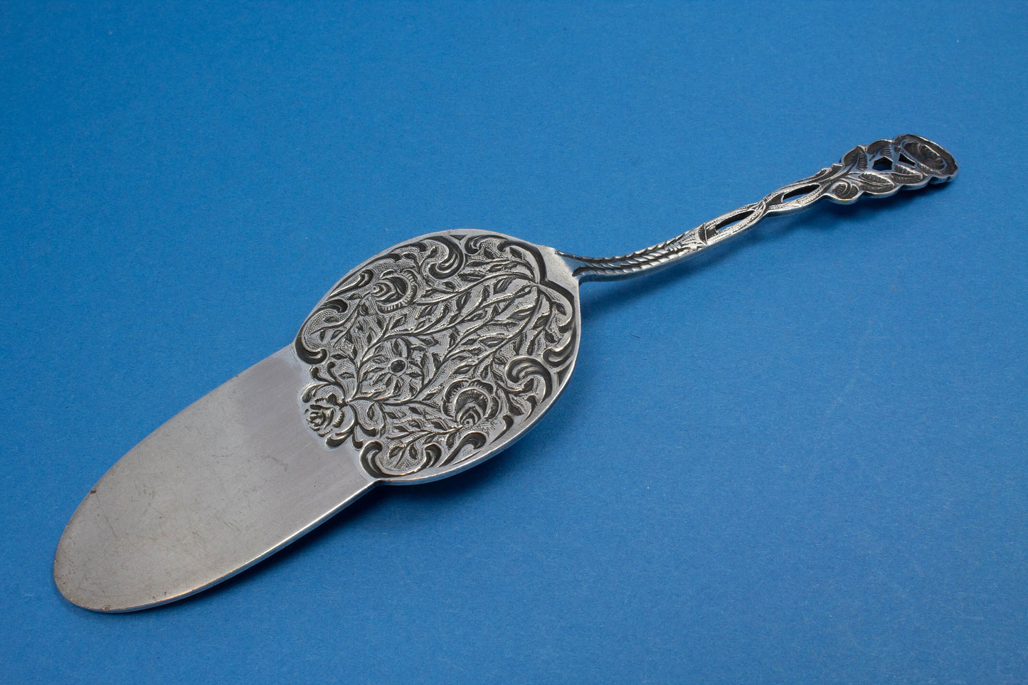 Tortenheber mit Rosendekor, versilberter Gebäckheber