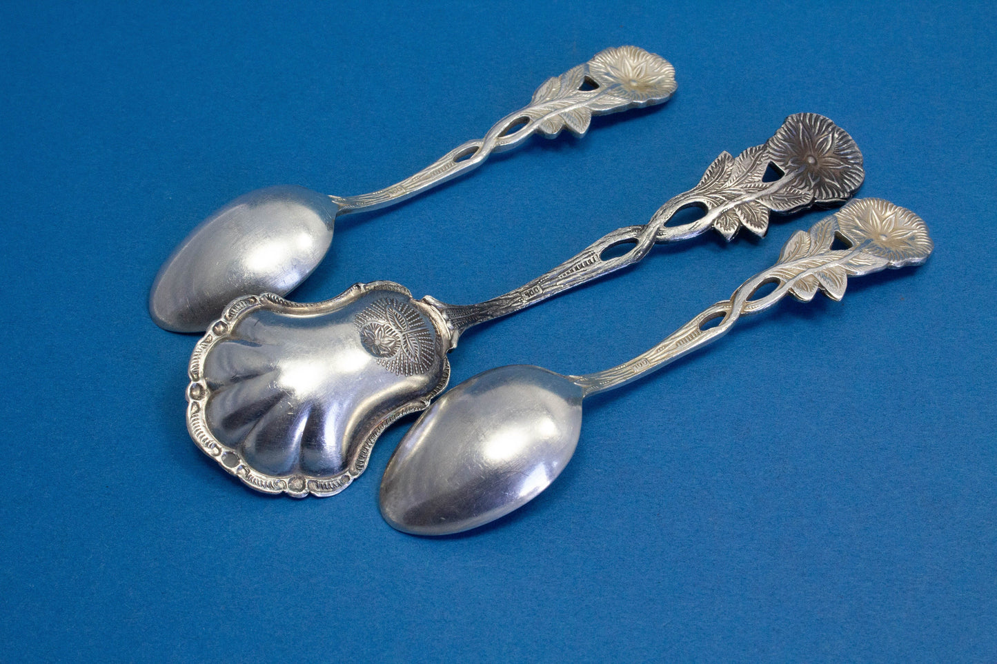 Kleines Besteck- Set, 2 Mokkalöffel und eine Zuckerlöffel mit edlem Rosenmuster