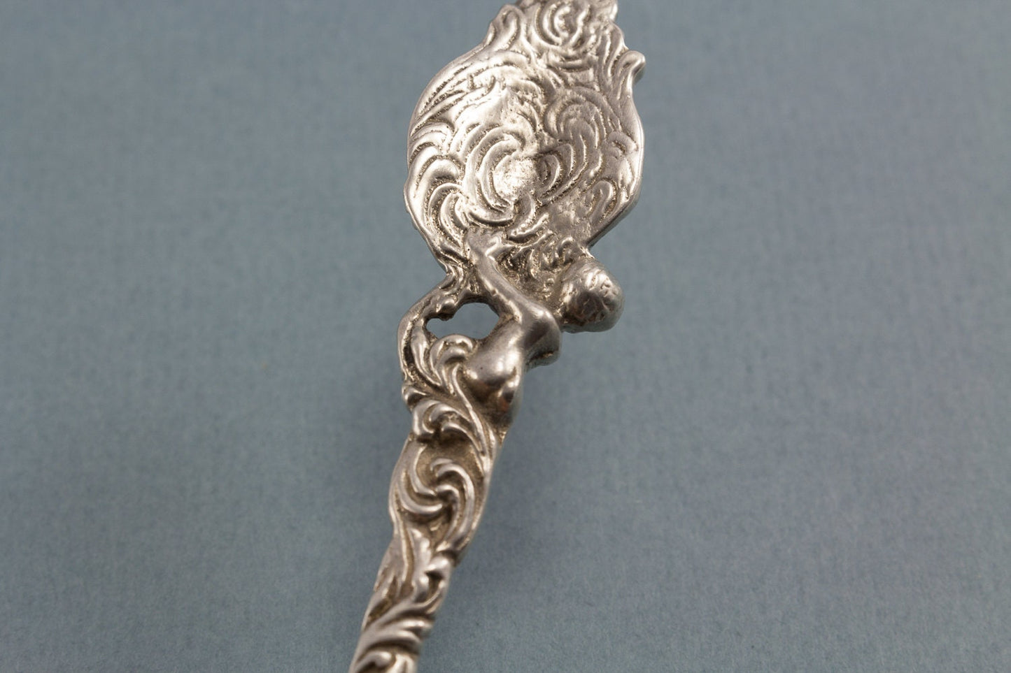 Kleiner Zuckerlöffel aus 800er Silber, Jugendstilbesteck mit Putto von Widmann