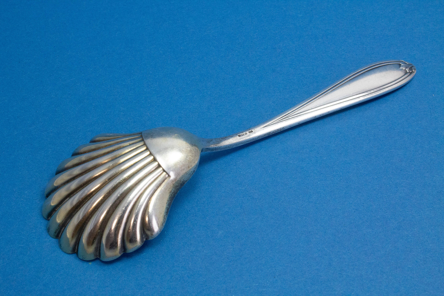 Versilberter Zuckerlöffel mit einem Jugendstilmuster, WMF Akanthus