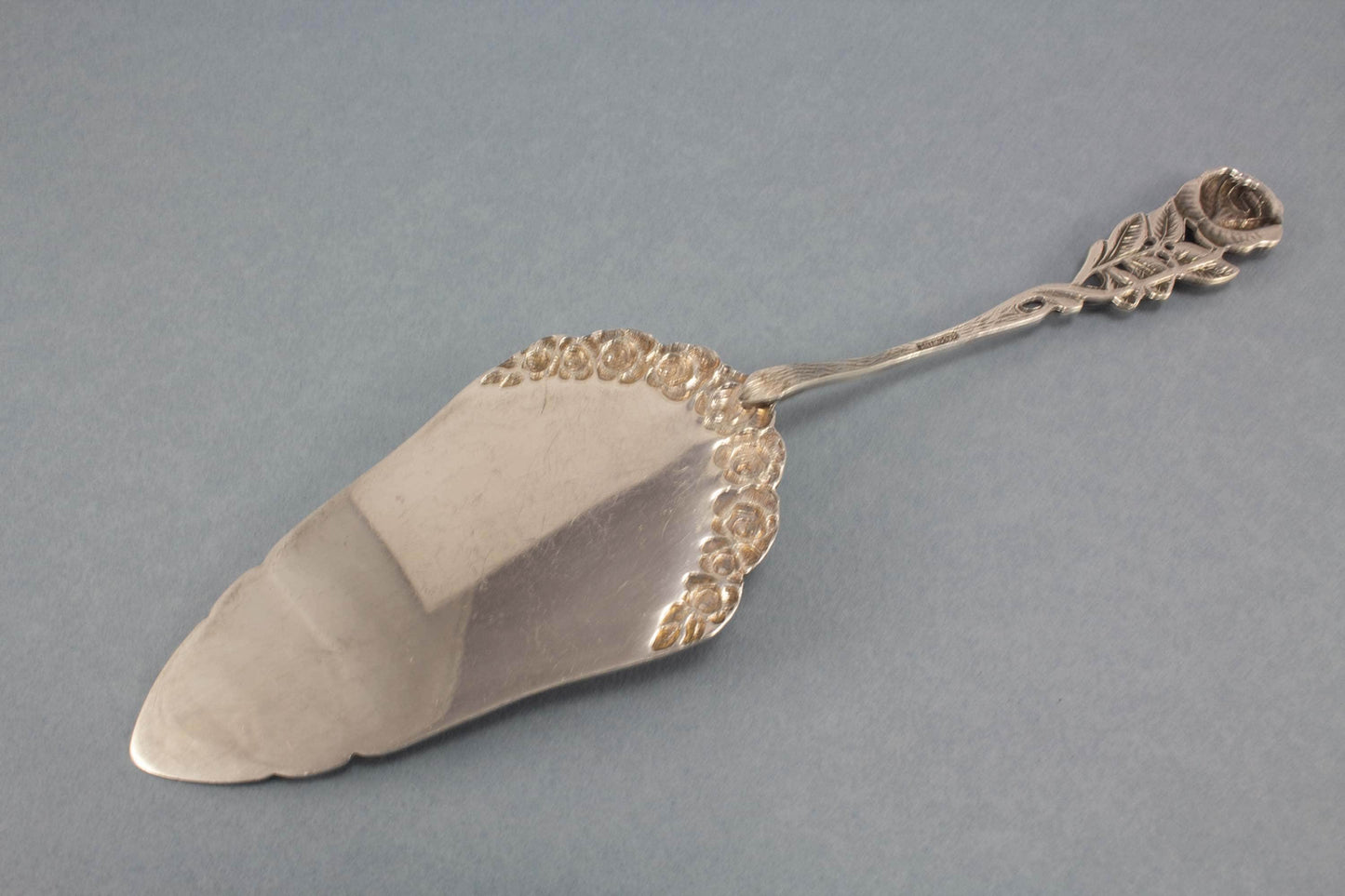 Cake server by Antiko, Hildesheim Rose