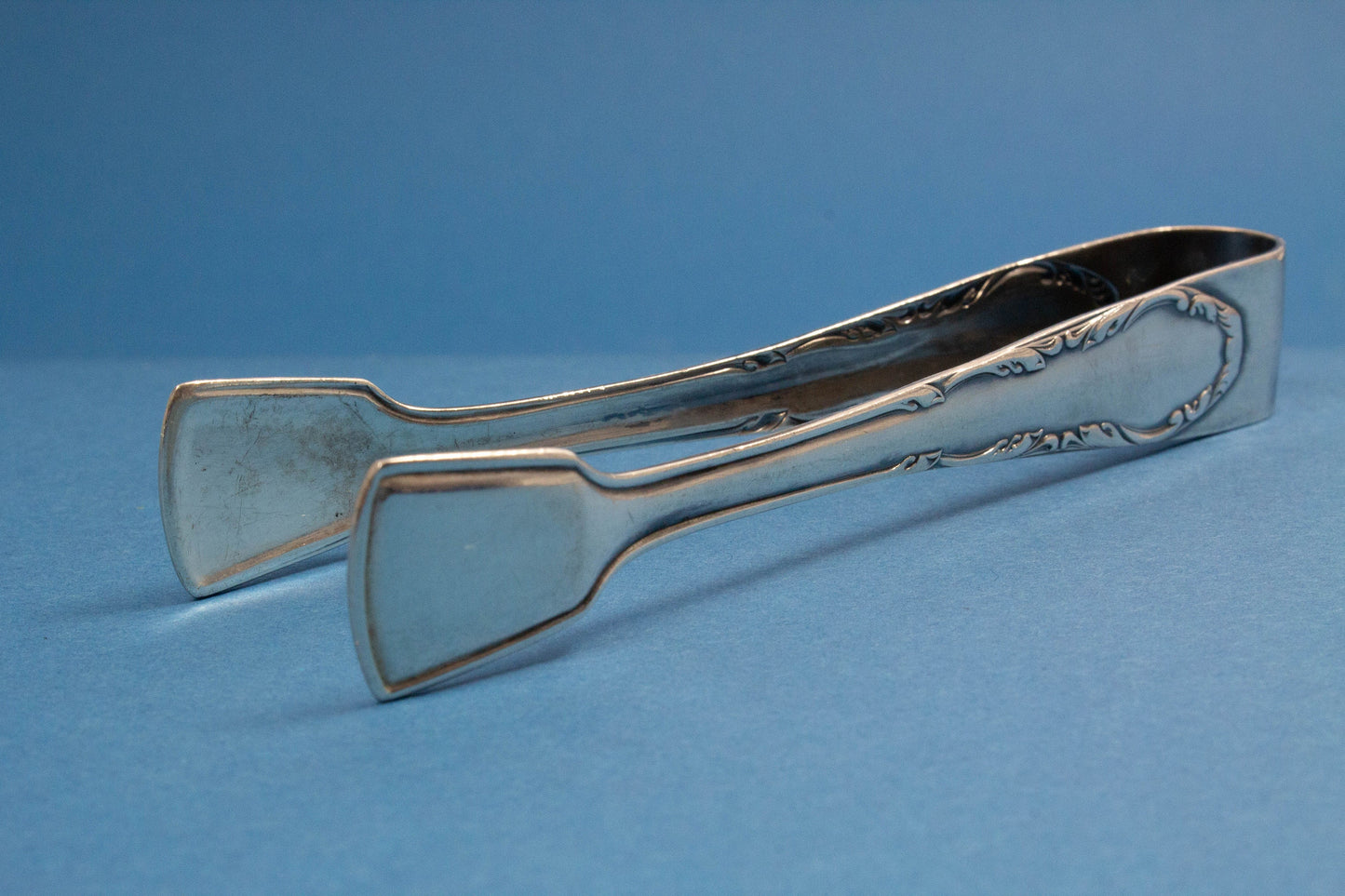 Schöne Zuckerzange im Jugendstilmuster