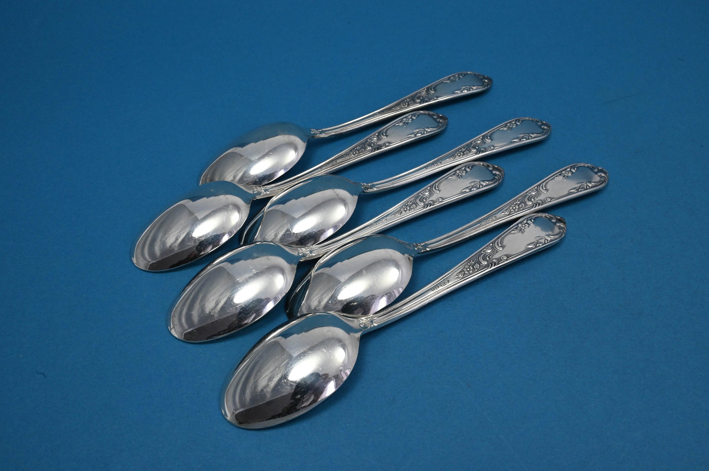 6 versilberte Teelöffel, Rokokomuster