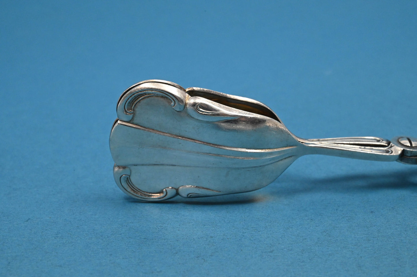 Versilberte Gebäckzange